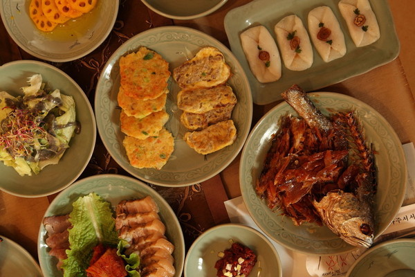 강진 한정식인 육전과 보리굴비 [사진=강진군]