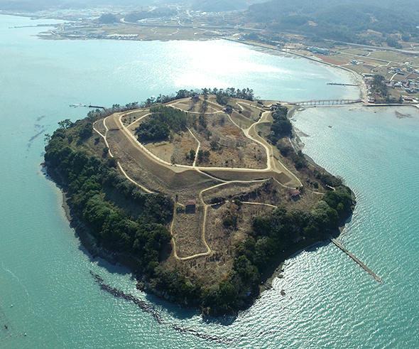 전복을 엎어놓은 듯 둥글넓적한 섬 장도(일명 장군섬)[사진=완도군]