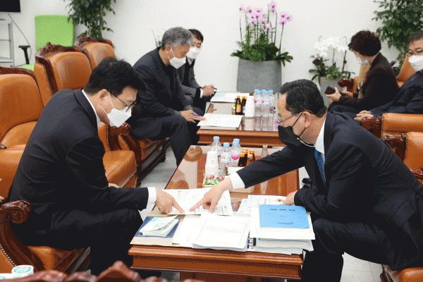 명현관 해남군수는 19일 2021년 국비확보를 위해 국회를 방문, 상임위원회별 국회의원을 방문하고 역점추진하고 있는 지역 현안사업에 대한 예산반영을 요청하고있다.[사진=해남군]