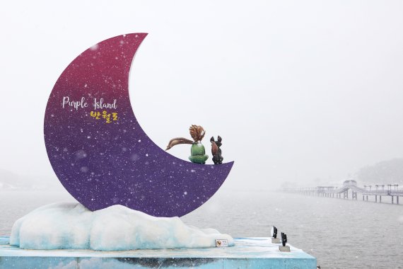 15일 전남 신안군 안좌면에 위치한 형제의 섬 반월·박지도 '퍼플바다정원'에 흰눈에 쌓여 환상적인 모습을 보여 주고 있다. 사진은 반월도의 어린왕자 포토존 전경.[사진=신안군] ​