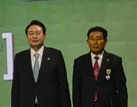 훈포상을받고 윤석열대통령과함께 기념촬영을하고있다[사진=김홍열기자]