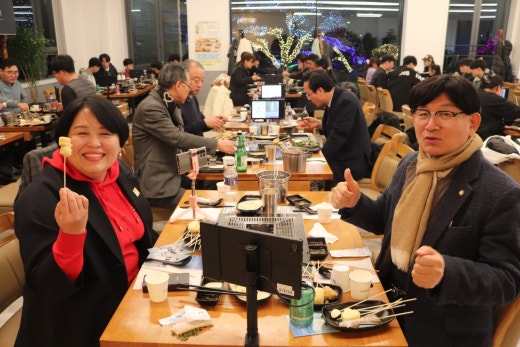 ▲ 얼음도 튀기는 국제 특허를 받은 수유방식 튀김기로 직접 식재료를 튀겨 시식해 보고있다.