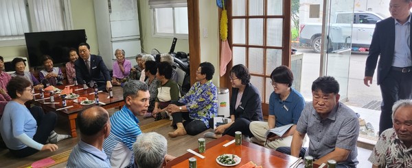 어르신 안부 : 구복규 화순군수가 백아면 수리마을 경로당을 찾아 경로당회원들의 건강 등 안부를 확인하고 있다.
