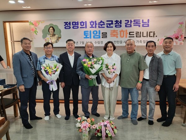 왼쪽부터 장재종(배드민턴협회장), 김정열(체육회부회장), 구정규(전 전라남도배드민턴협회장), 정형찬(체육회장), 정명희(감독), 김중수(아시아연맹회장), 최상용(체육회이사), 박홍래(신협이사장)