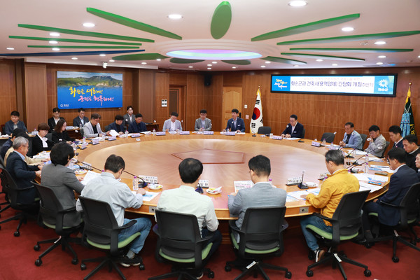 화순군과 건축사(개발업체 포함)간 인허가 관련 의견을 소통하는 모습