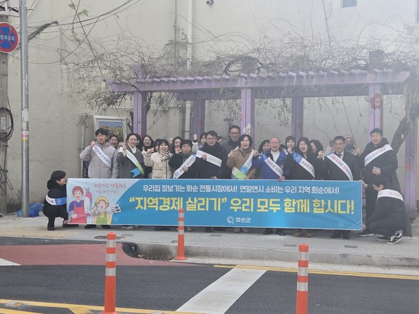 지역경제 살리기 캠페인 : 박용희 지역경제과장(가운데 베이지색 코트)과 소상공인연합회 회원들이 지역경제 살리기 캠페인을 펼치고 있다.