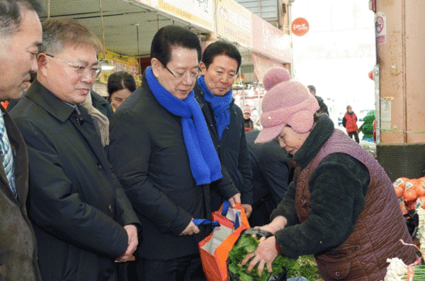 김영록 전라남도지사가 19일 탄핵정국에 따른 소비심리 위축으로 어려운 목포 동부시장을 방문, 시장 장보기와 상인들을 격려하고 있다.