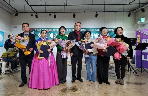 ▲우수회원상 수상자 - 박근수, 이선희, 홍미아 회원, 장여환 화순예총회장, 이영순, 조영미, 오광숙 회원(왼쪽부터)   