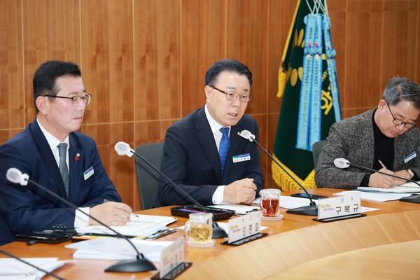 구복규 화순군수가 민생안정 대책 회의를 주재하고 있다.