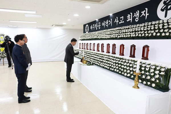 구인모 거창군수를 비롯한 거창군 공무원들이 희생자들을 추모하고 있다.