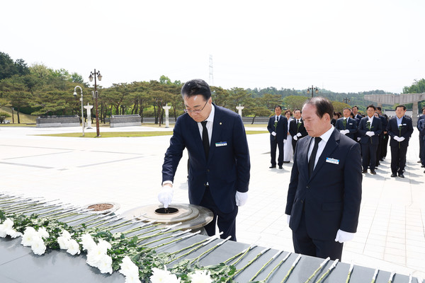 구복규 화순군수가 5·18민중항쟁추모탑 앞에서 헌화 후, 분향하는 모습