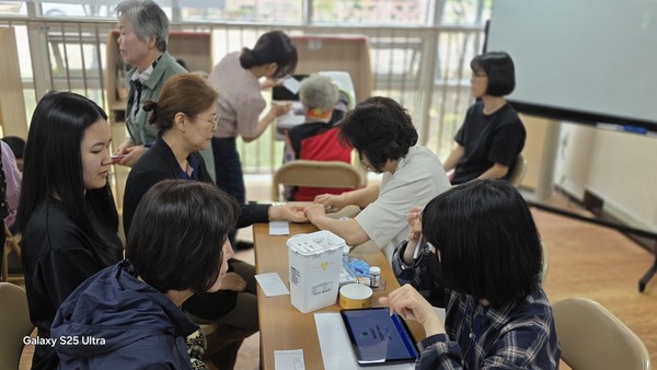 광산구 사회적처방 건강관리소 전문 인력이 수완마을 휴먼시아 6단지주거행복지원센터로 직접 방문해 상담과 교육을 진행하고 있다.