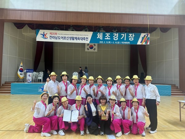 체조(회장 박종숙) 1위를 차지하며 뛰어난 성과를 거둔 화순군선수단 은 그라운드골프(회장 송영숙) 단체전 1위, 탁구(회장 이병규) 1위, 체조(회장 박종숙) 1위를 차지하며 뛰어난 성과를 거두었다.[사진=화순군체육회]