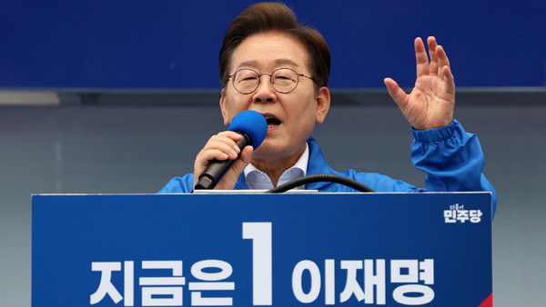 더불어민주당 이재명 대선후보가 17일 광주시 서구 김대중컨벤션센터 광장에서 열린 집중 유세에서 지지를 호소하는 연설을 하고 있다.